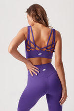 Топ с кольцами на спине