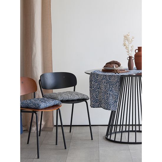 Подушка на стул из хлопка серого цвета с принтом Спелая Смородина из коллекции scandinavian touch, 40х40 см