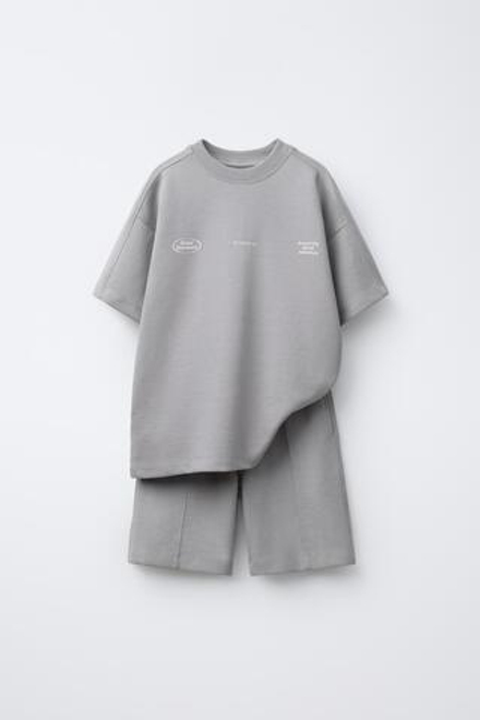 ZARA КОМПЛЕКТ ИЗ ФУТБОЛКИ И ШОРТОВ INTERLOCK, СЕРЫЙ