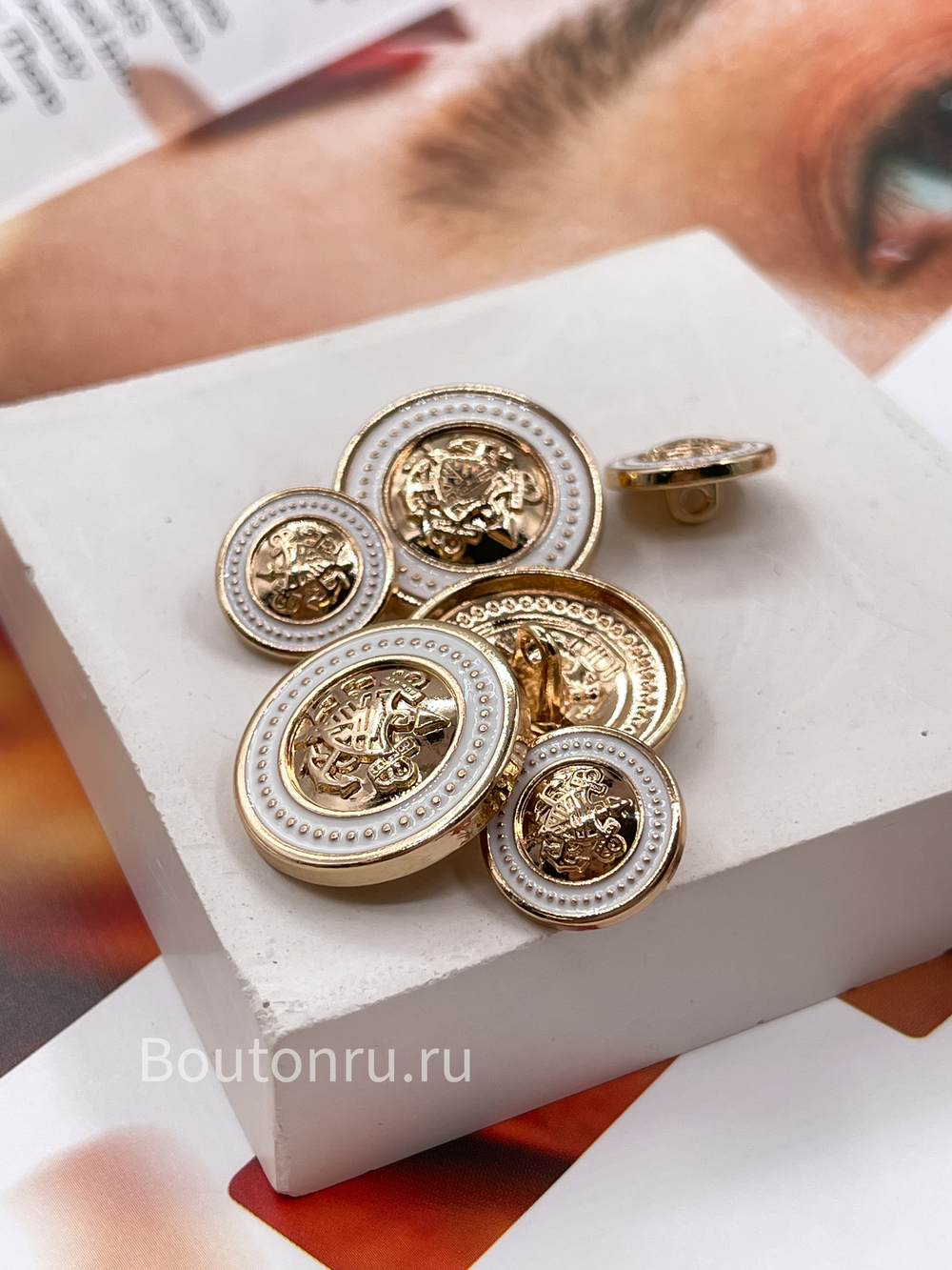 Пуговицы герб12 золотистые с белой эмалью