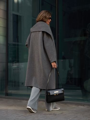 Серое удлиненное пальто с шарфом
