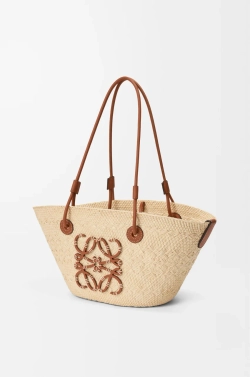 Loewe Маленькая плетеная сумка Anagram из пальмового волокна и телячьей кожи, натуральный/коричневый