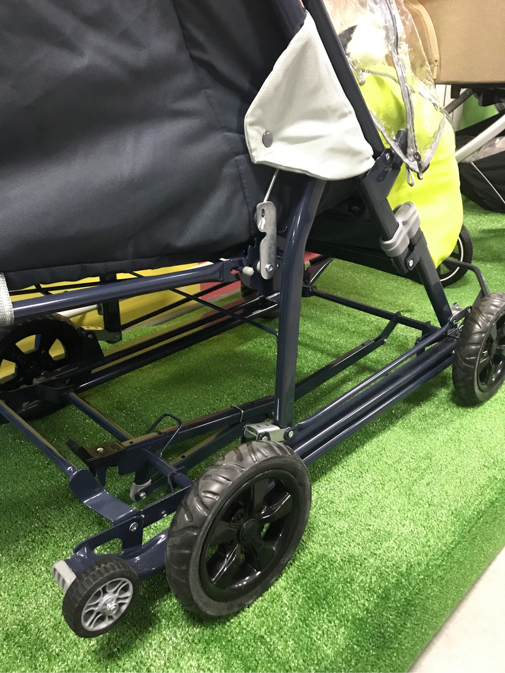 Санки-коляска Ника детям 8-2 рисунок с жирафом лимонный (арт. НД8-2/1)