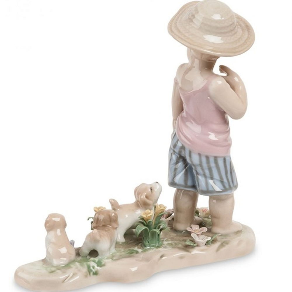 Мальчик со щенками