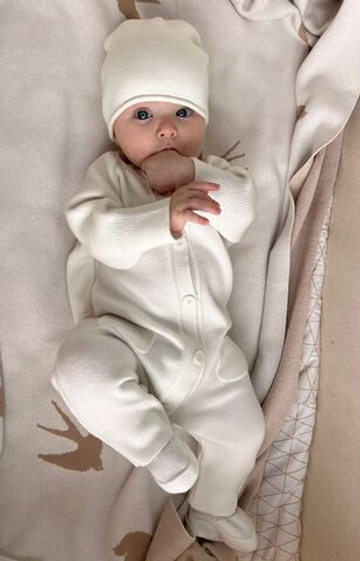 Вязаный комплект одежды из 3 предметов комбинезон-шапка-пинетки (экрю)