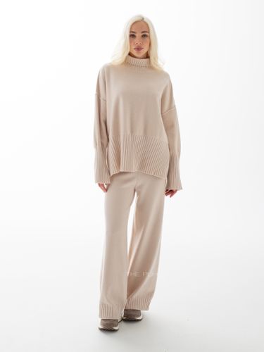 Бежевый трикотажный костюм с широкими резинками