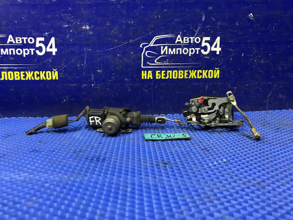 Замок двери передней правой TOYOTA TOWNACE 1990