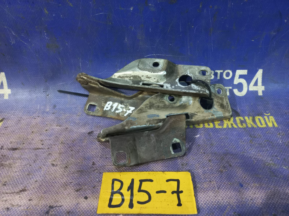 Петля капота левая NISSAN SUNNY 2001