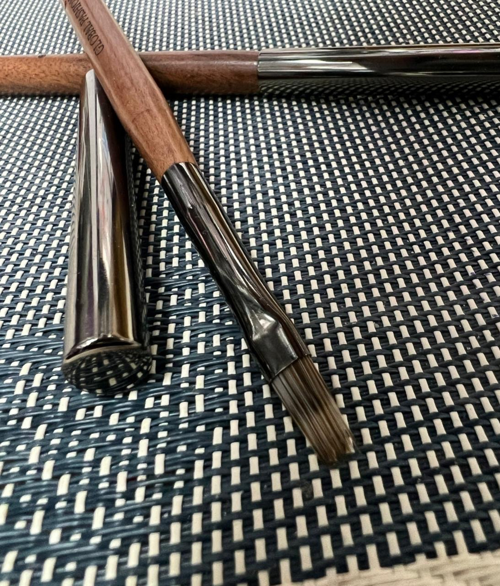 Кисть с деревянной ручкой