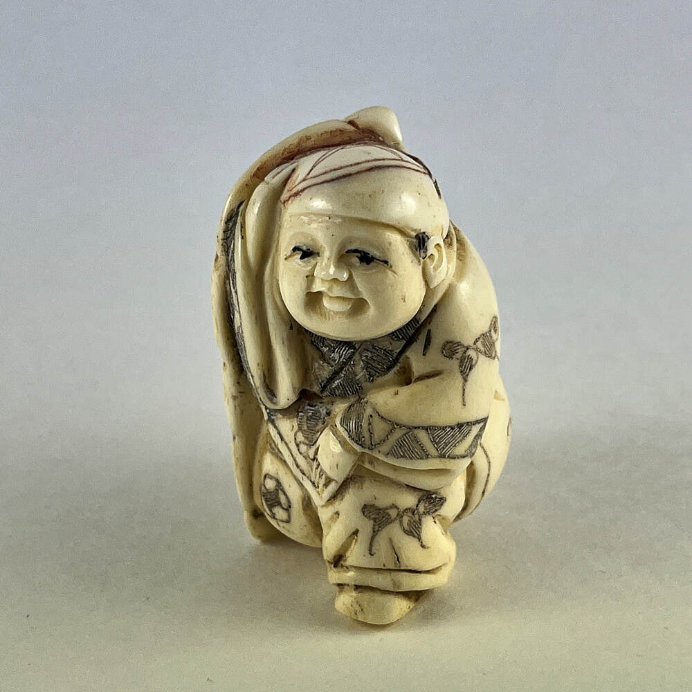 Статуэтка нэцкэ Ребенок карако на огромном листе