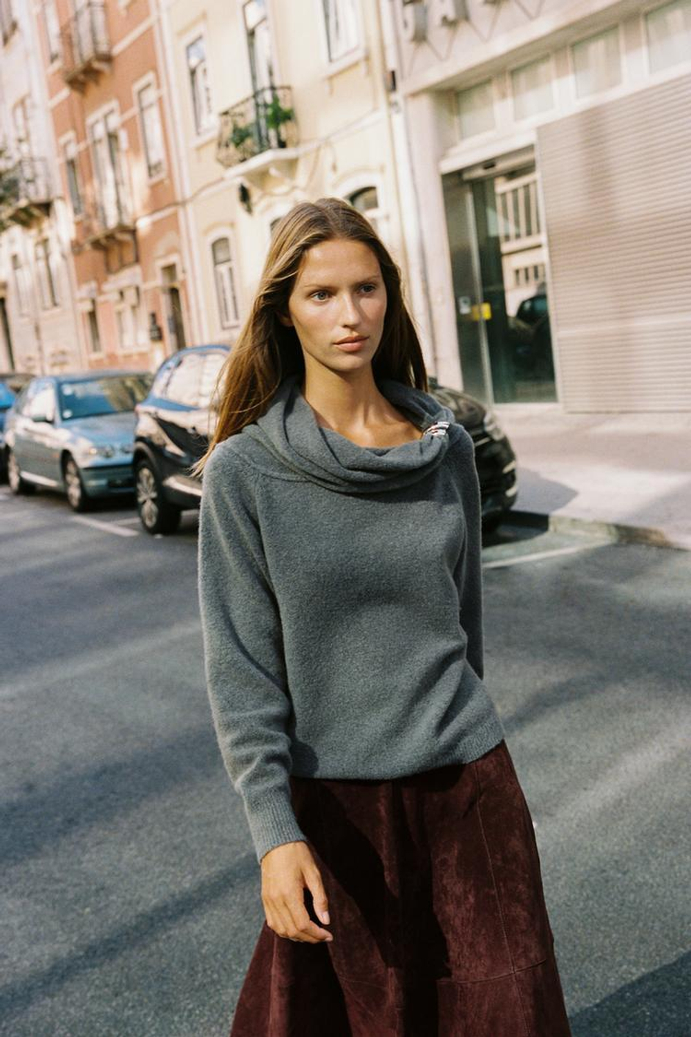 ZARA СВИТЕР С ОТКРЫТЫМИ ПЛЕЧАМИ И МЕТАЛЛИЧЕСКОЙ ДЕТАЛЬЮ, ЖЕМЧУЖНО-СЕРЫЙ