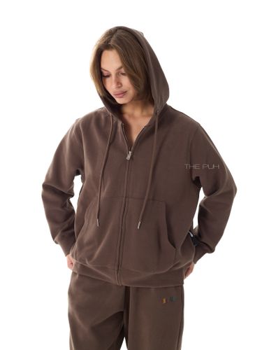 Коричневый костюм с цветной вышивкой на спине