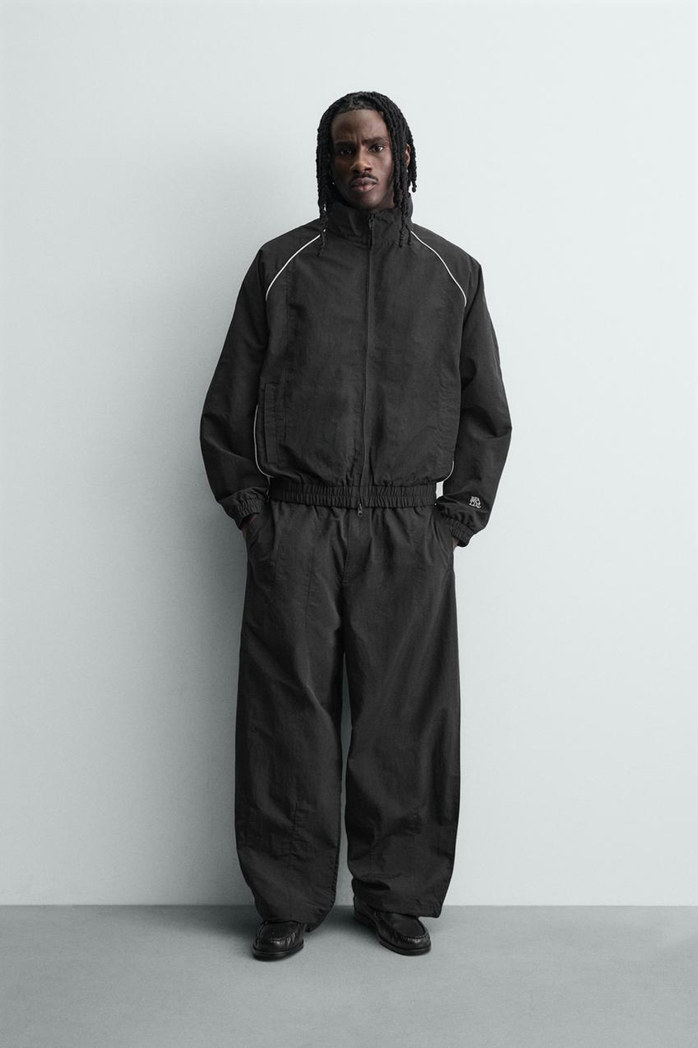 ZARA КУРТКА ИЗ ВЫСОКОТЕХНОЛОГИЧНОЙ ТКАНИ С КОНТРАСТНЫМИ ДЕТАЛЯМИ, ЧЕРНЫЙ