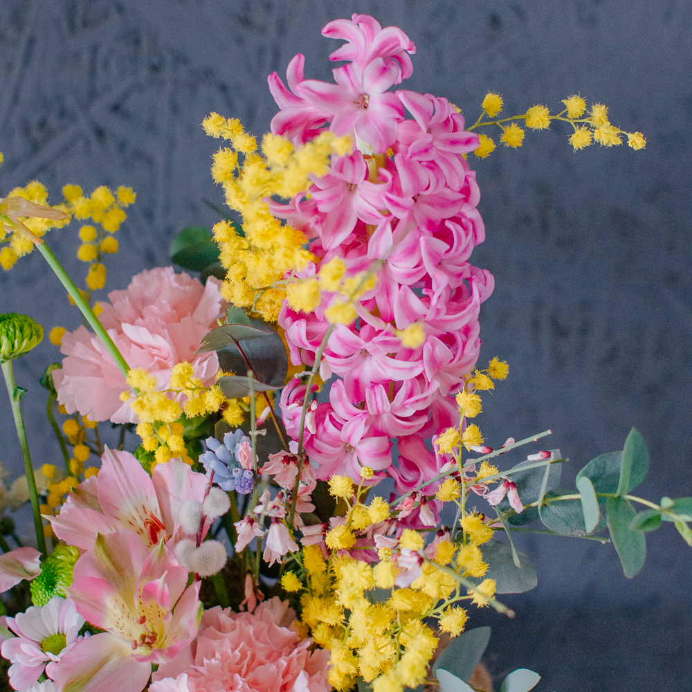 165. Яркая ароматная весенняя композиция с гиацинтами и нарциссами