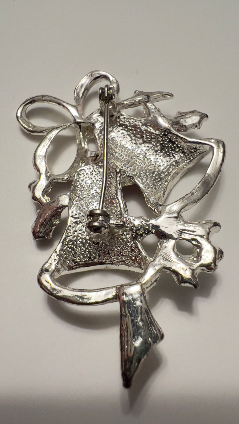 Новогодняя брошь колокольчики