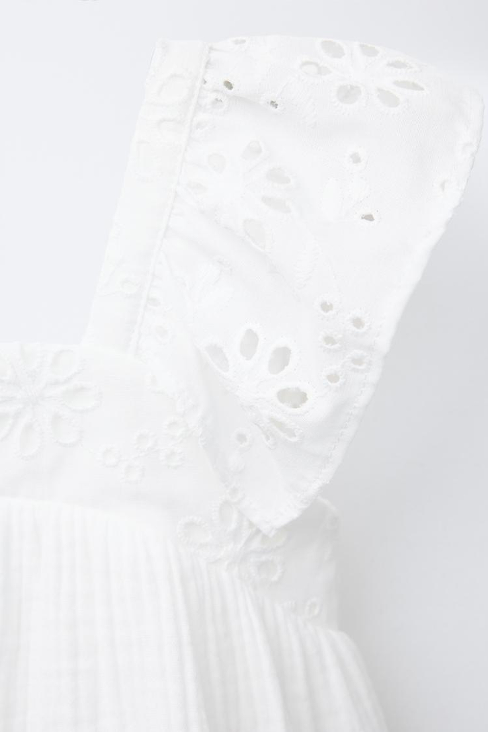 ZARA ПЛАТЬЕ ИЗ РЕЛЬЕФНОЙ ТКАНИ С ЦВЕТОЧНОЙ ВЫШИВКОЙ, БЕЛЫЙ