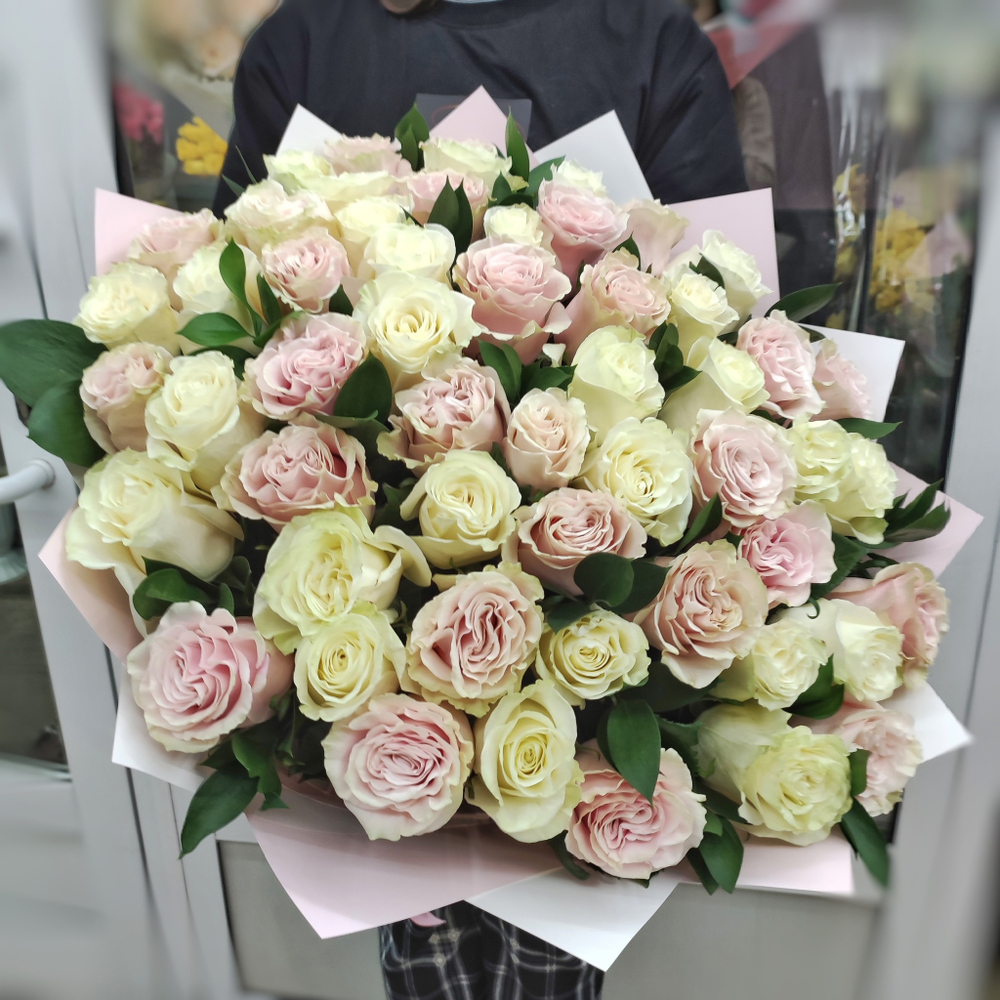 Букет из 53 белых и розовых роз (Эквадор 60 см)