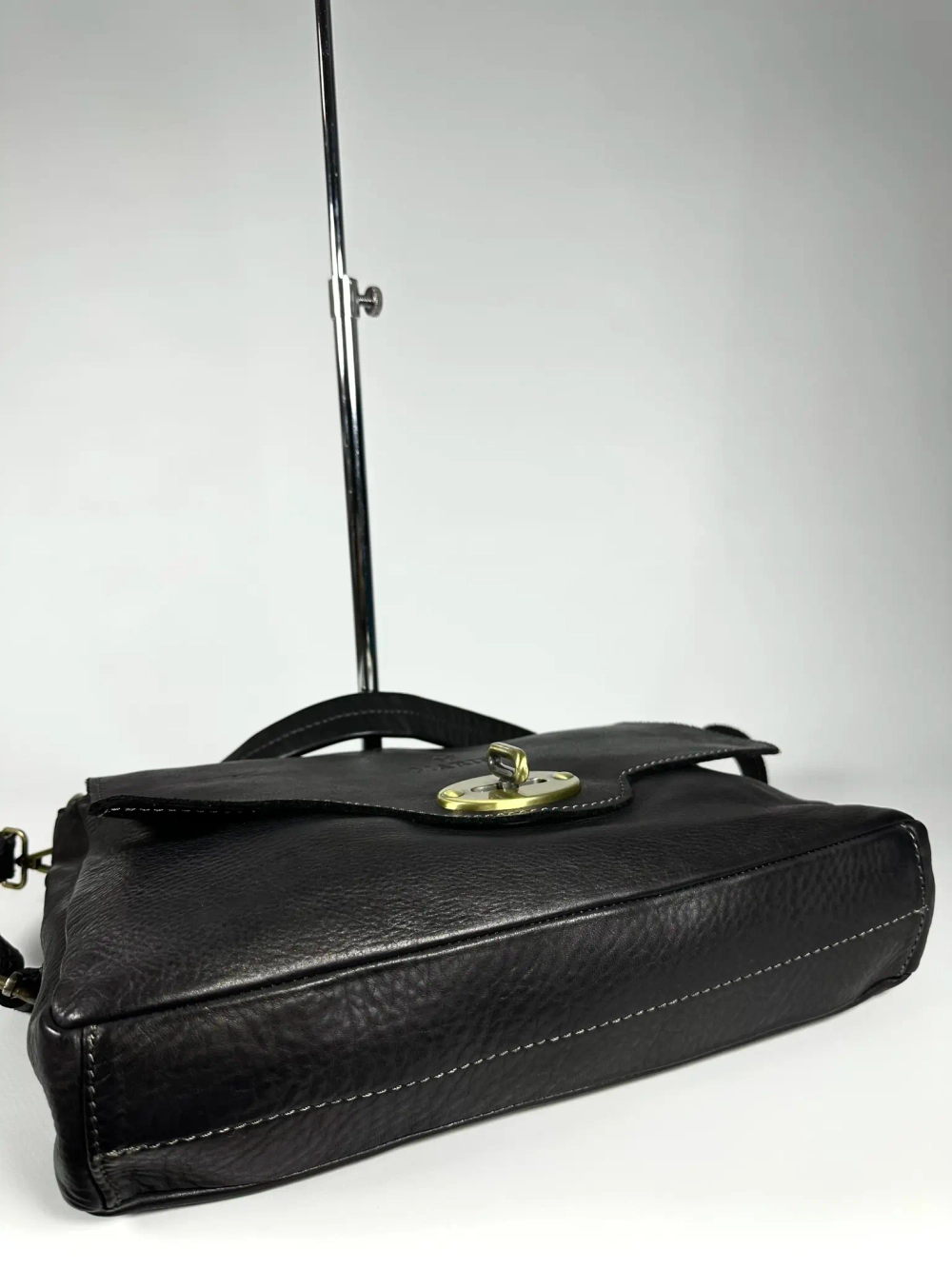 Женская наплечная сумка из натуральной винтажной кожи черного цвета