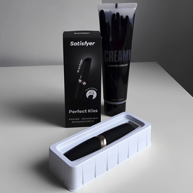 Давайте вместе распакуем крошечную, но очень могущественную новинку, которая заслуживает место в вашей косметичке — прямо между тушью и тональным кремом. Потому что настроение нужно поднимать не только с помощью макияжа, верно? 😉