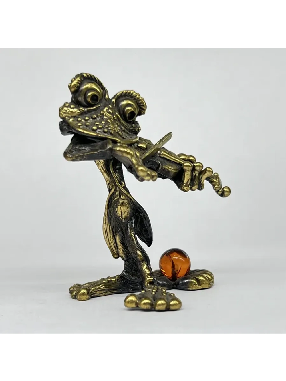 Бронзовая статуэтка на янтаре