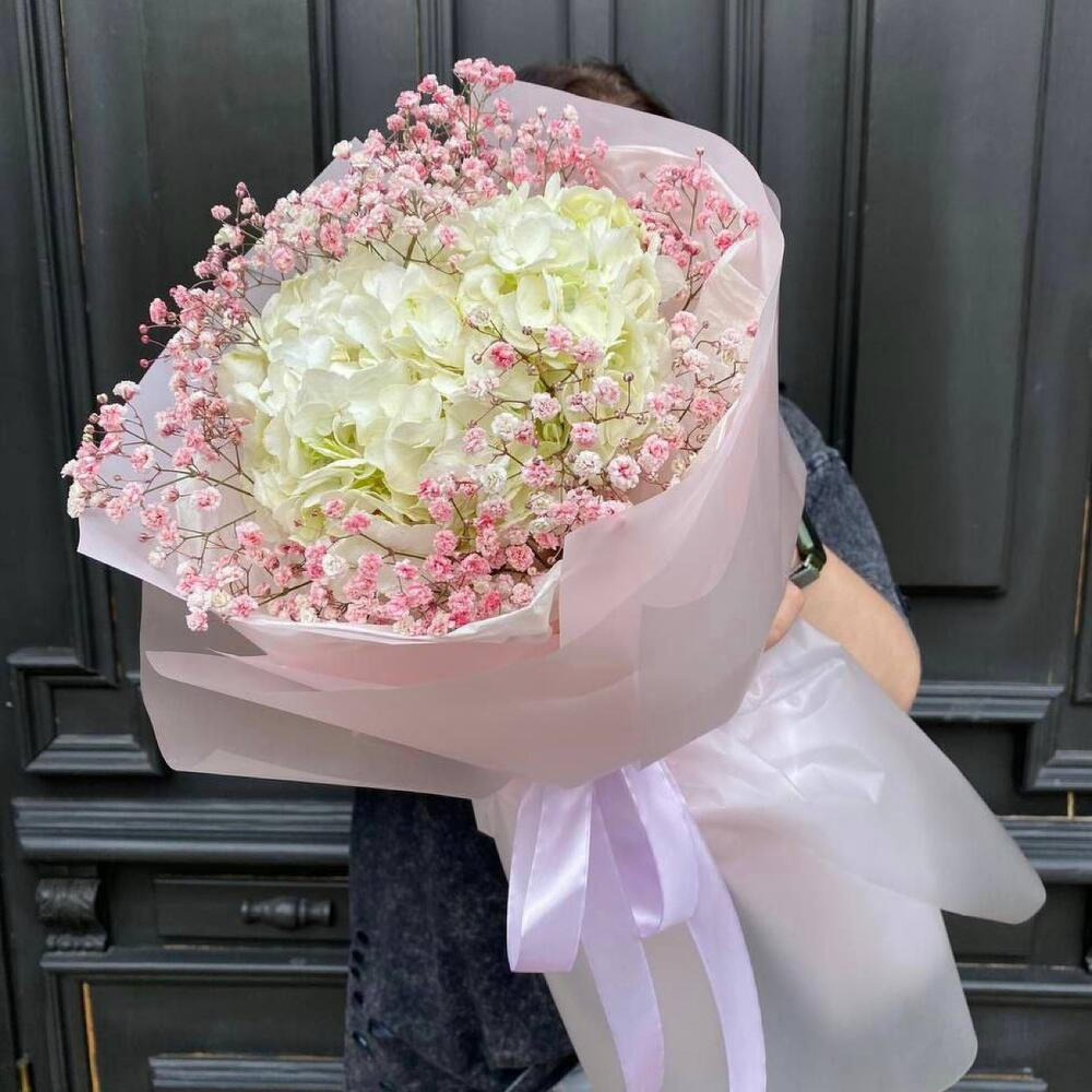Букет из белой гортензии и розовой гипсофилы