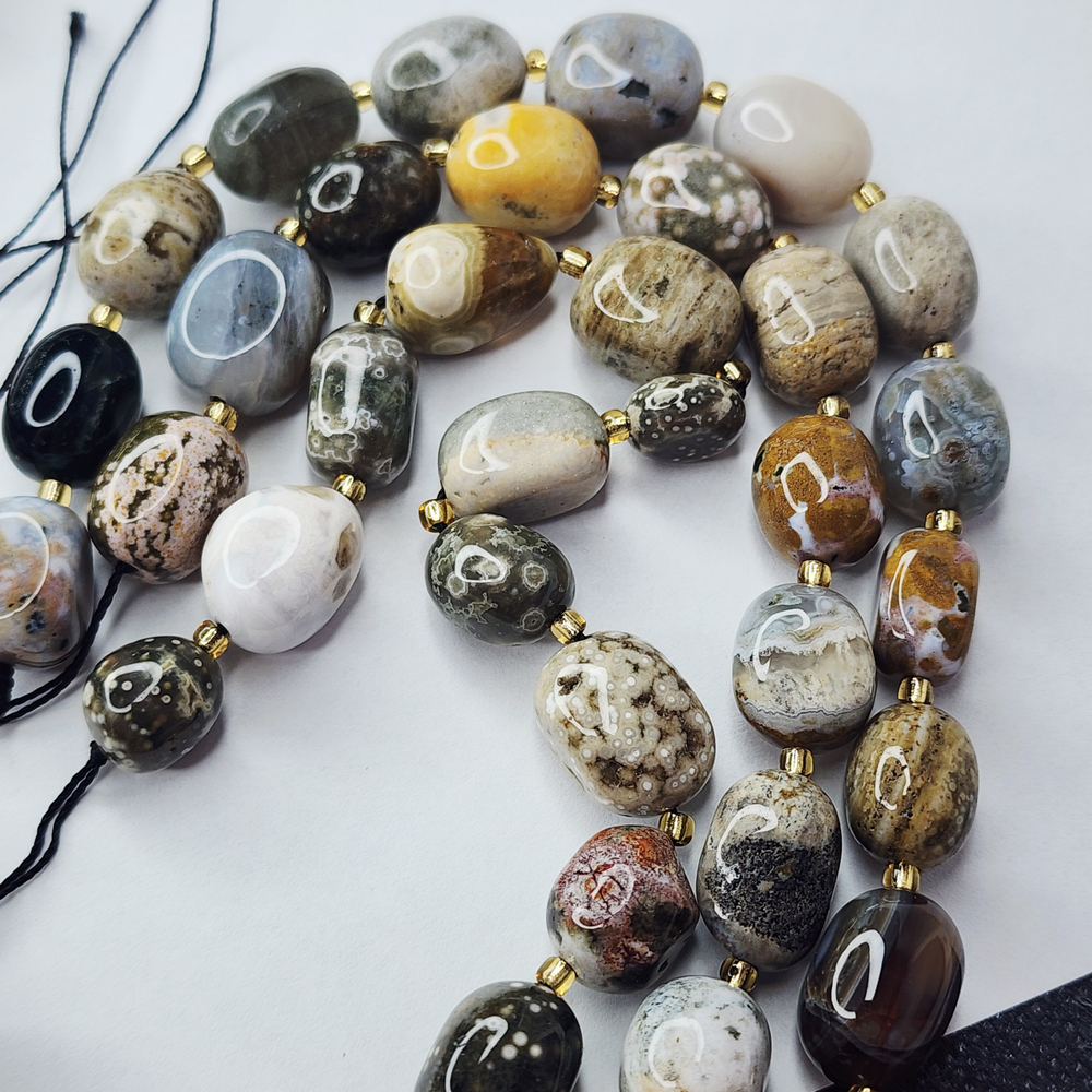 Океаническая яшма, риолит, крупная галтовка, 12-15 мм, овалы, цена за нить 12.5 - 13 см (1/3 нити)