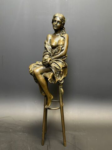 Бронзовая статуэтка «Девушка на стуле»