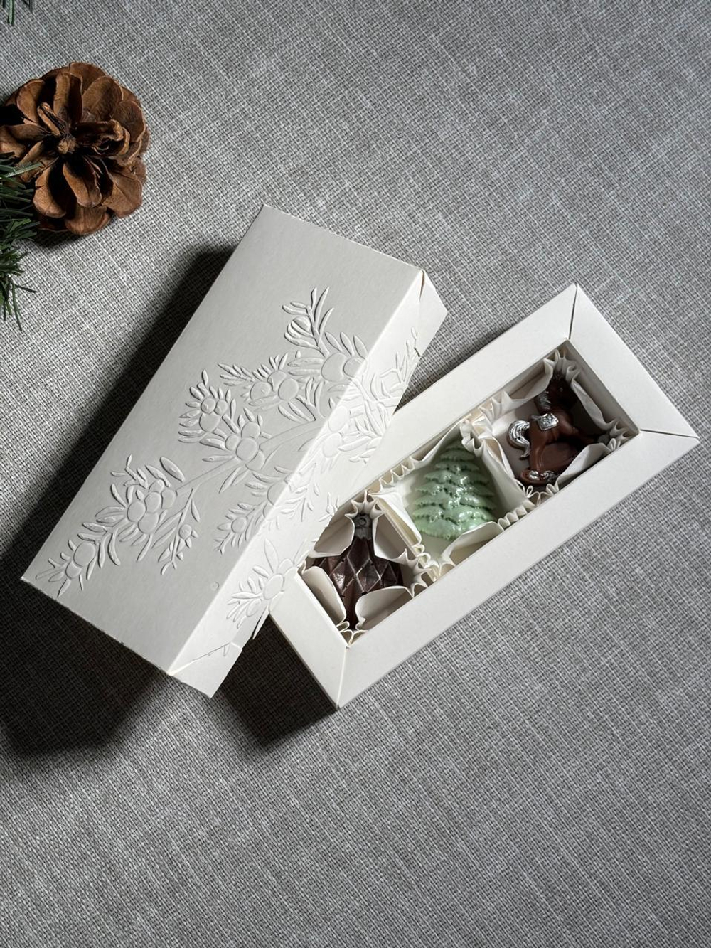 Коробка для 3 конфет с тиснением