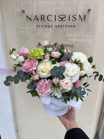 Шляпная коробка диантусов с эвкалиптом