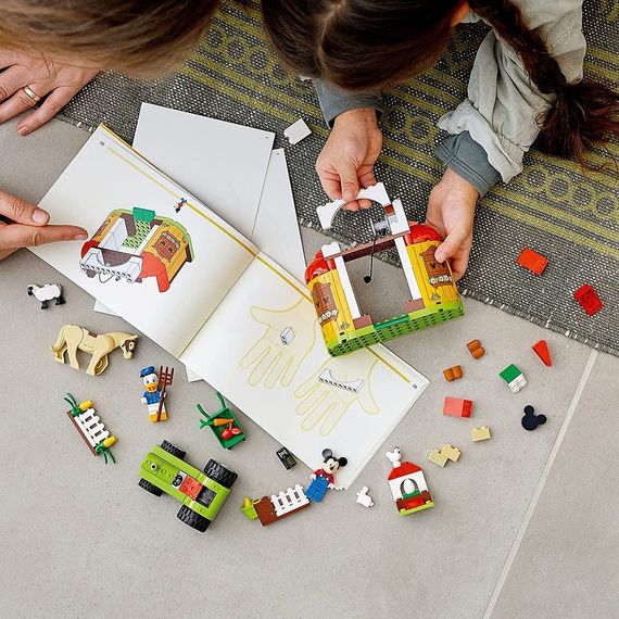 Lego konstruktor Disney Mickey Mouse & Donald Duck's Farm