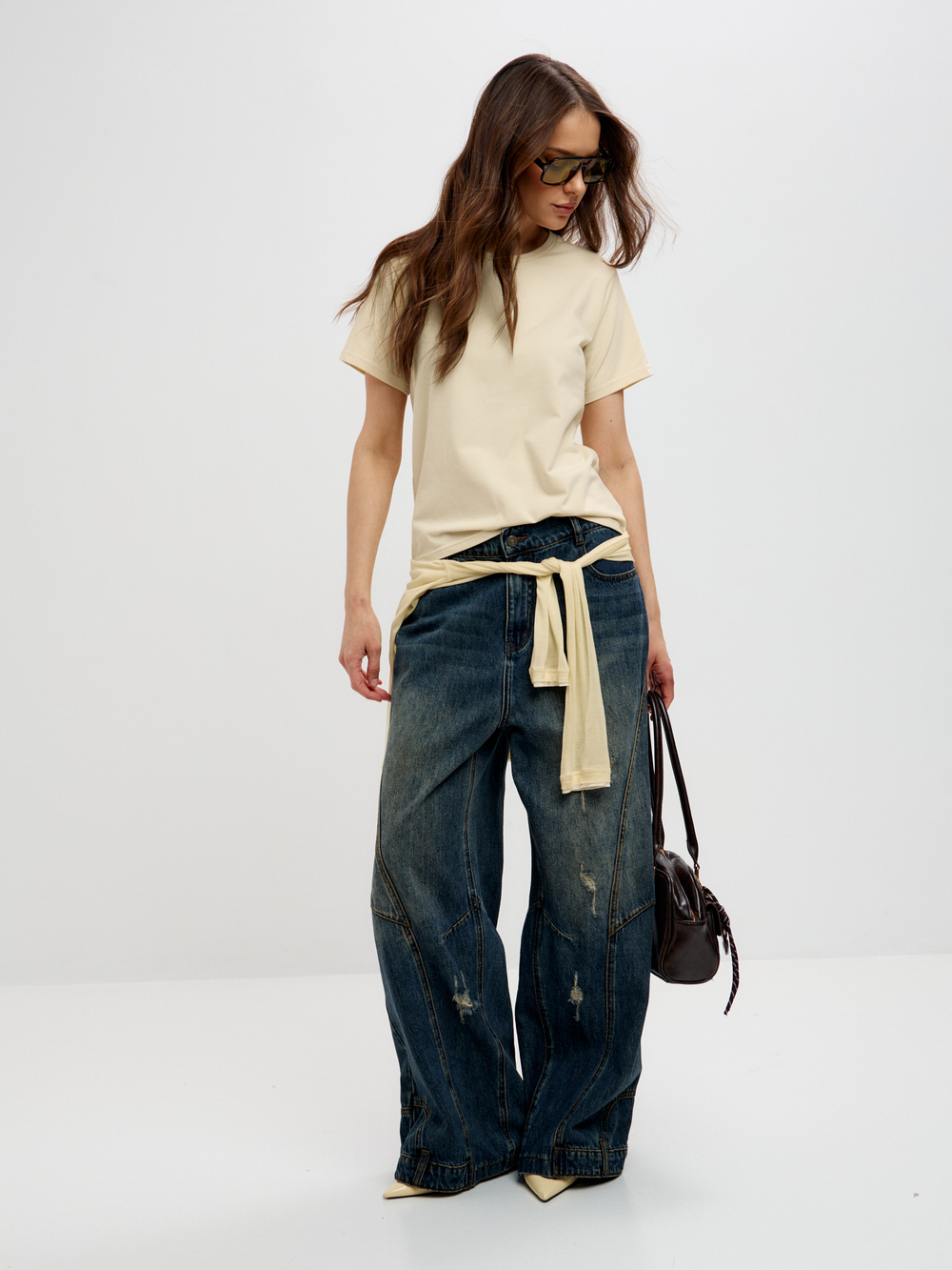 Широкие джинсы с декоративными элементами