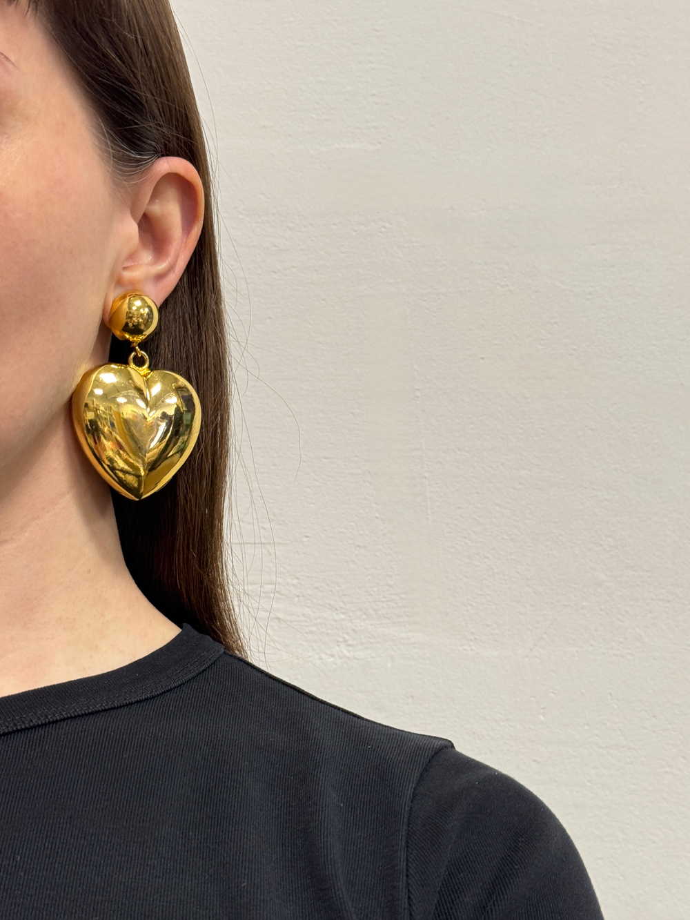 Массивные клипсы с подвесками в виде сердец Moschino