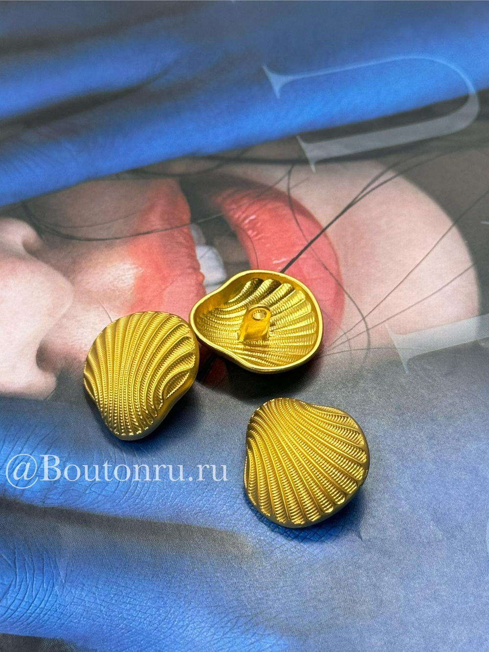 Пуговицы матовое золото Скиапар. в форме рельефной ракушки