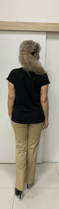 Черный блузон с бежево-золотым принтом в виде цветка