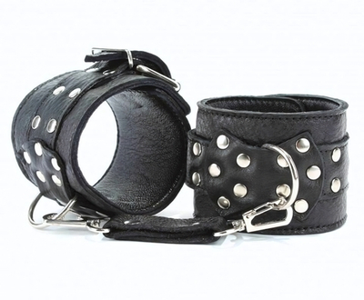 Чёрные кожаные оковы с клепками (Цвет: черный)