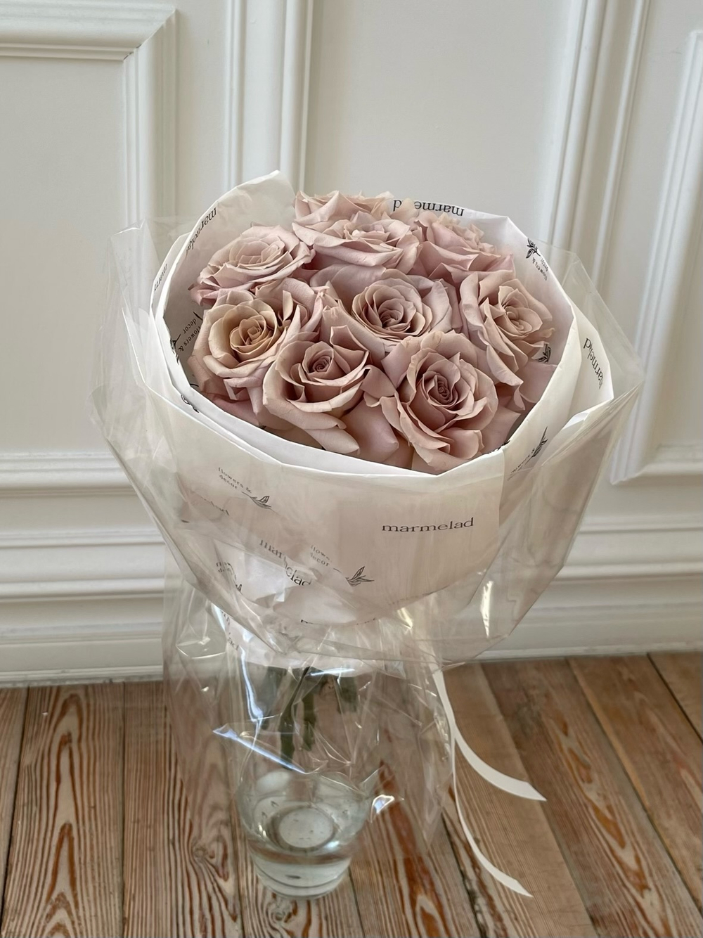 Букет 9 роз в кремовом оттенке в оформлении