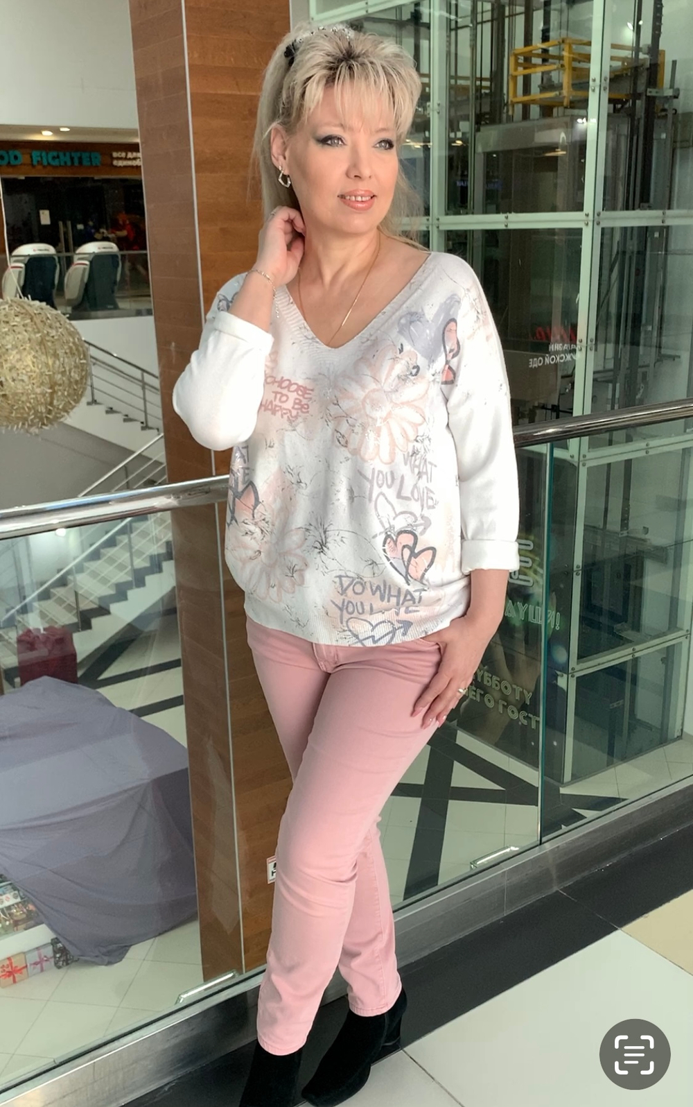 Белый итальянский джемпер-блузон с розовым принтом