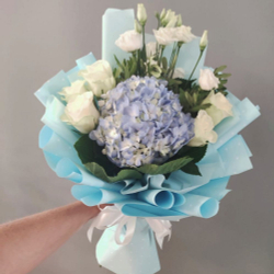 Нежный букет с голубой гортензией