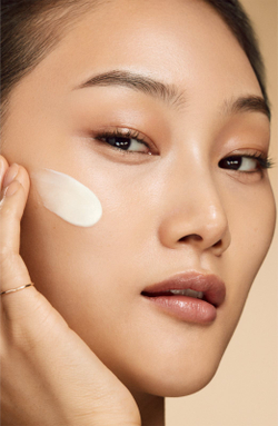 Estee Lauder Revitalizing Supreme+ Bright Power Soft Creme - укрепляющий и осветляющий крем против обесцвечивания /   50  ml  / GTIN 887167566248