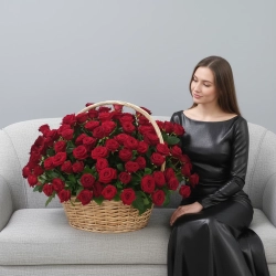 Большая корзина с красными розами.