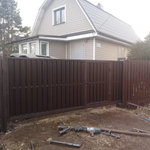 Ворота откатные с зашивкой металлоштакетником на винтовых сваях 4/2