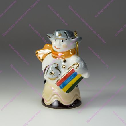 Фарфоровая елочная игрушка Мальчик на конфетке