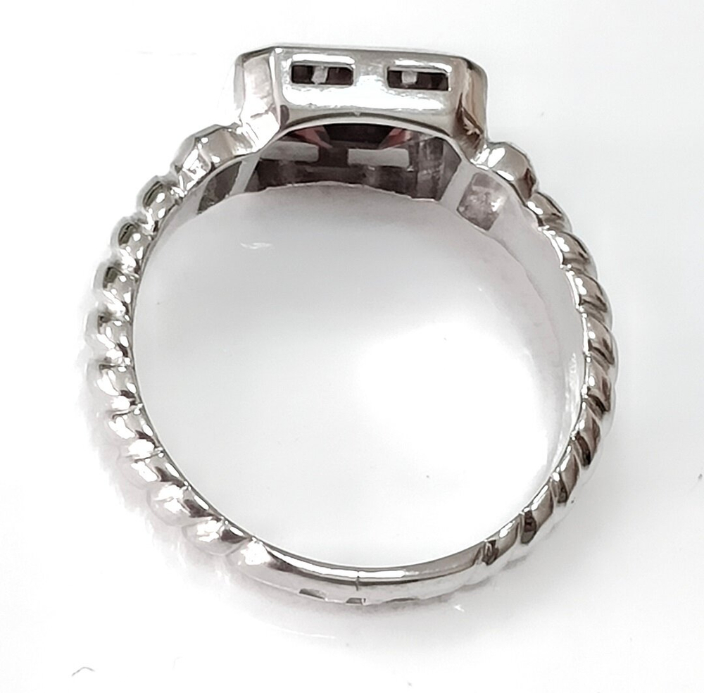 Ювелирное кольцо из серебра с гранатом