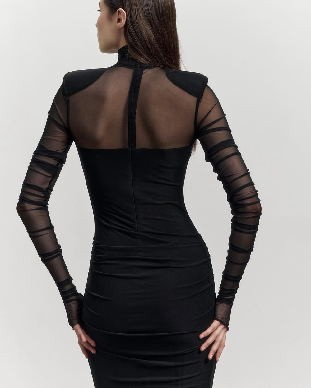 Платье макси из сетки с подплечниками