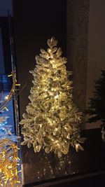 Заснеженная ель с гирляндой «Барокко» теплый свет (Литая+пвх) 210 см / 2,1 м