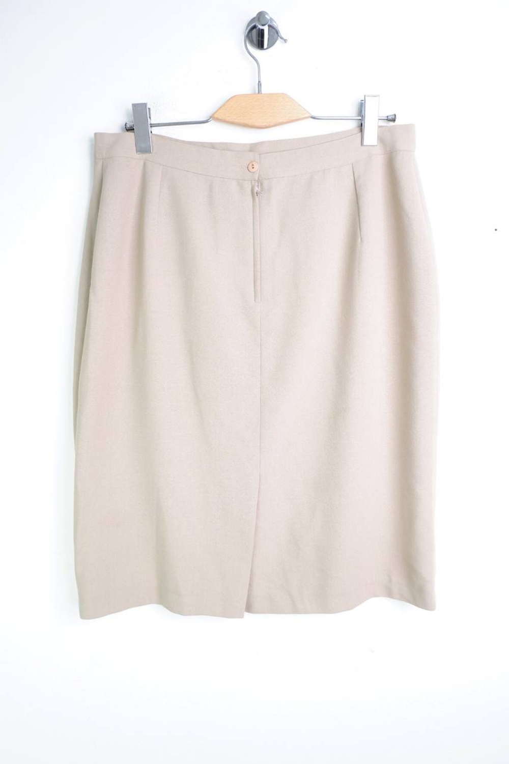 Юбка светлого оттенка, визуально на 48/50 размер