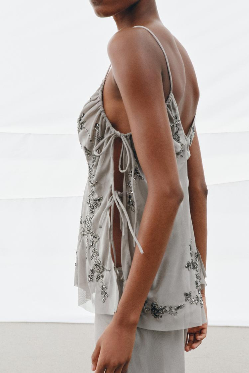 ZARA ТОП С ВЫШИВКОЙ И ПАЙЕТКАМИ, СВЕТЛО-СЕРЫЙ