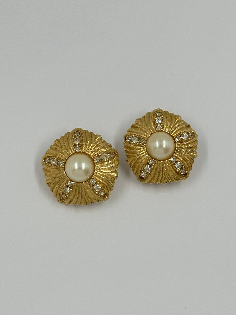 Клипсы с «жемчугом» и кристаллами