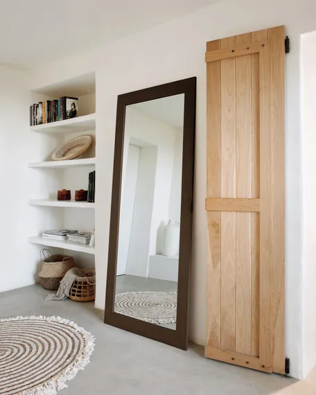 Настенная панель Mely из массива альбиции в белую полоску Ø 49 см