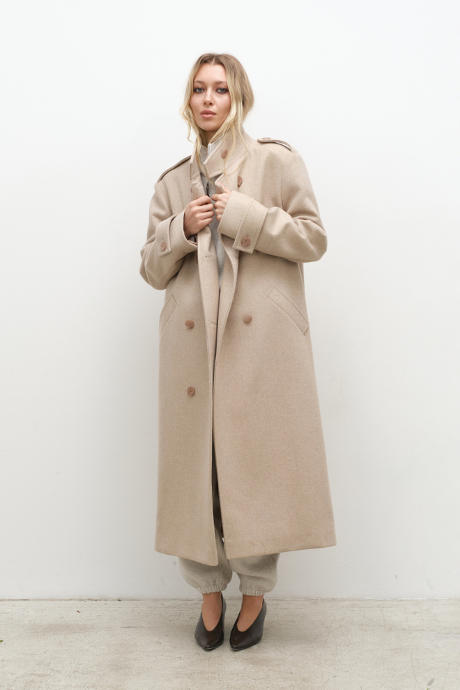 Пальто со стойкой экрю